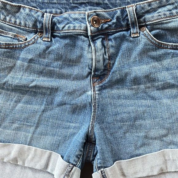 light denim shorts - Picture 2 of 6